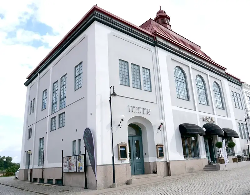 Grå byggnad på Hästtorget från 1913. 